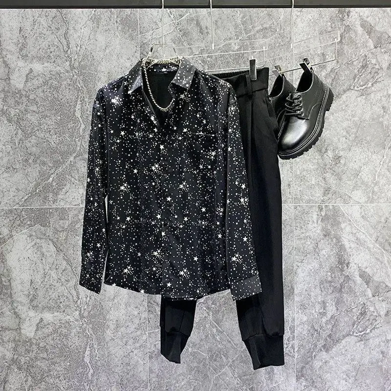 Camisa bronceada con estrellas y personalidad para chicos de moda
