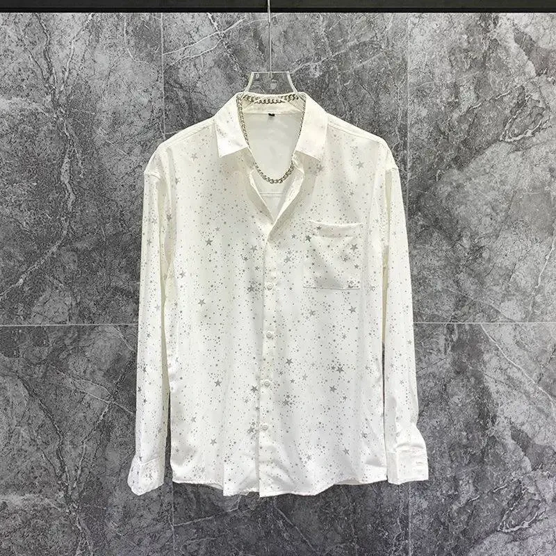 Camisa bronceada con estrellas y personalidad para chicos de moda