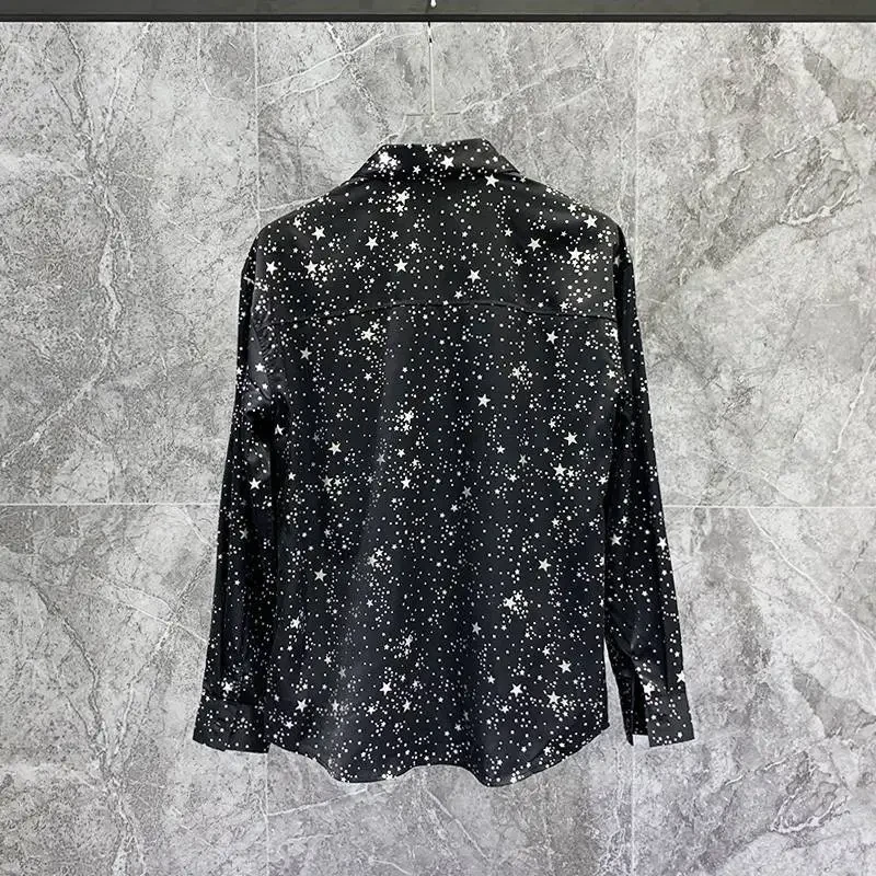 Camisa bronceada con estrellas y personalidad para chicos de moda