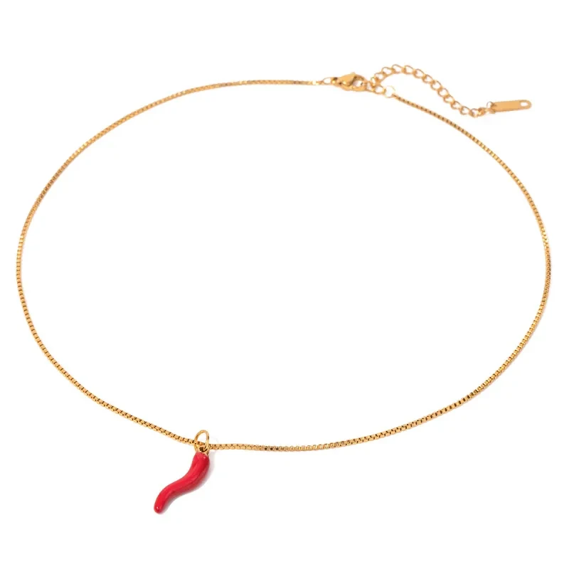 Collar de acero inoxidable chapado en oro de 18 quilates con colgante de chile esmaltado en rojo