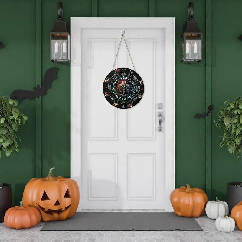 Colgante decorativo de madera con ambiente festivo