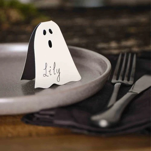 Tarjetas de lugar de papel con fantasmas de calabaza y especias