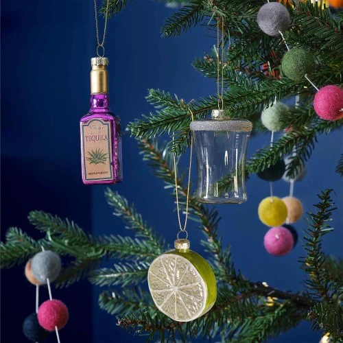 Adornos colgantes para árbol con el novedoso set de tequila Merry & Bright