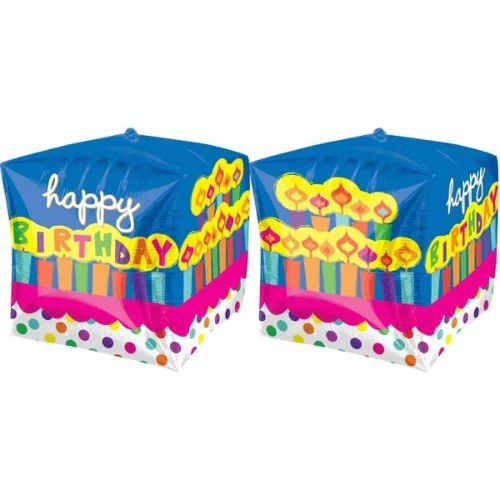 Pastel de feliz cumpleaños con forma de cubo