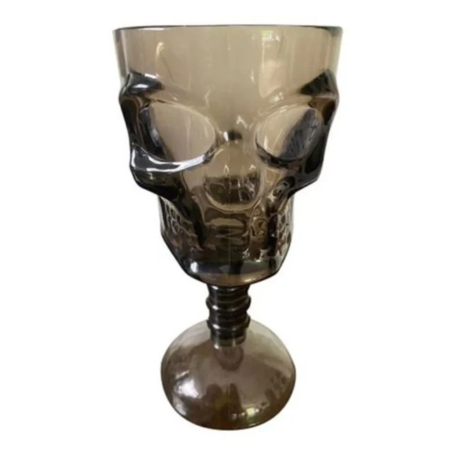 Copa de vino con forma de calavera