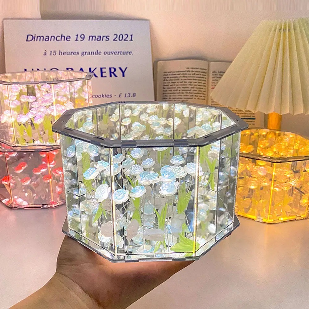 Lámpara de espejo con forma de cubo con flores DIY