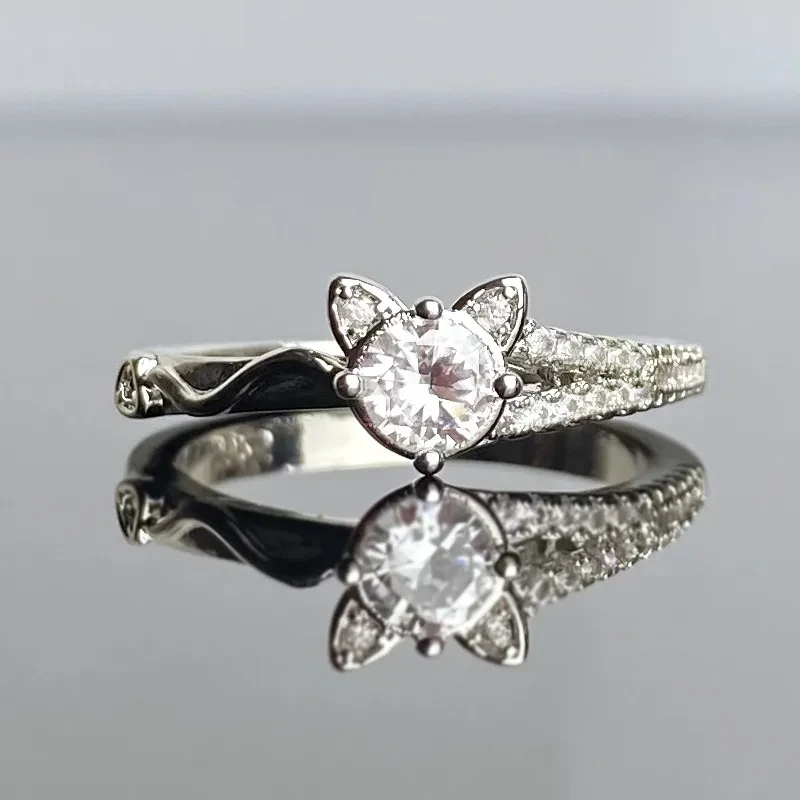 Anillo de orejas de gato de plata esterlina con diamante simulado: una joya elegante y encantadora.