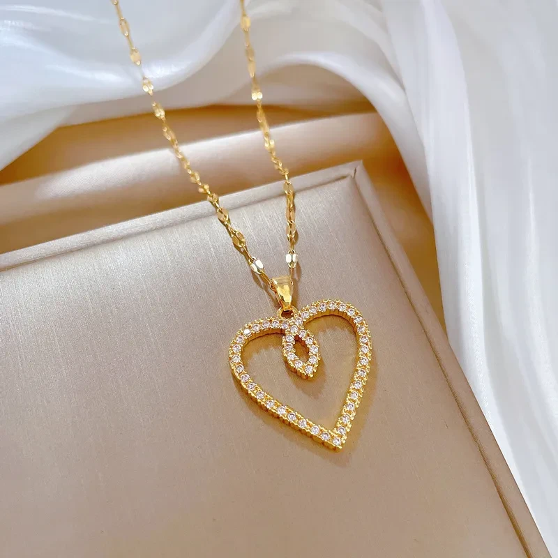 Collar con colgante de corazón de acero y titanio para mujer: elegante cadena de clavícula combinable
