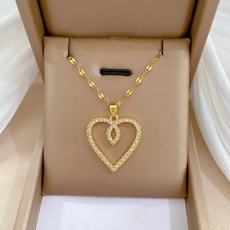 Collar con colgante de corazón de acero y titanio para mujer: elegante cadena de clavícula combinable