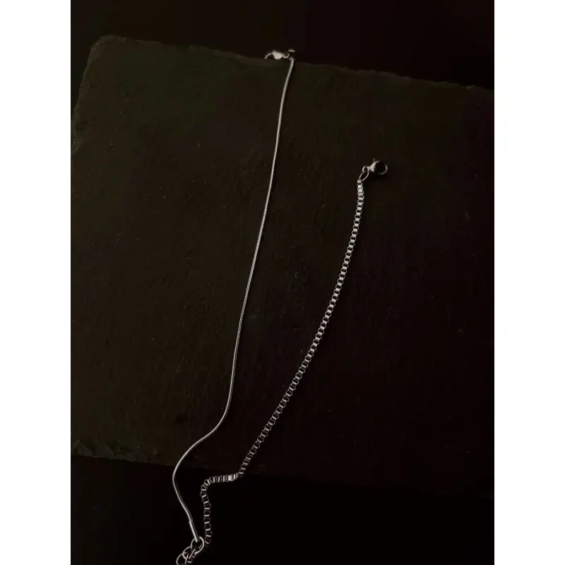 Pulsera minimalista de acero inoxidable de doble capa: un accesorio elegante para el día a día.
