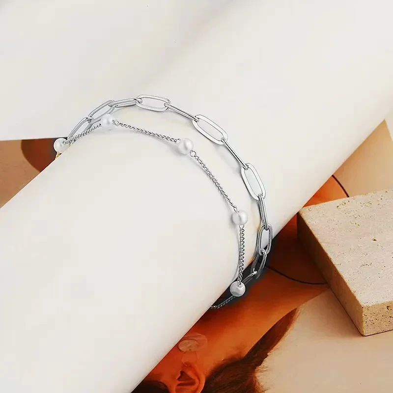 Pulsera de perlas de doble capa: un accesorio de moda elegante y minimalista para mujer.