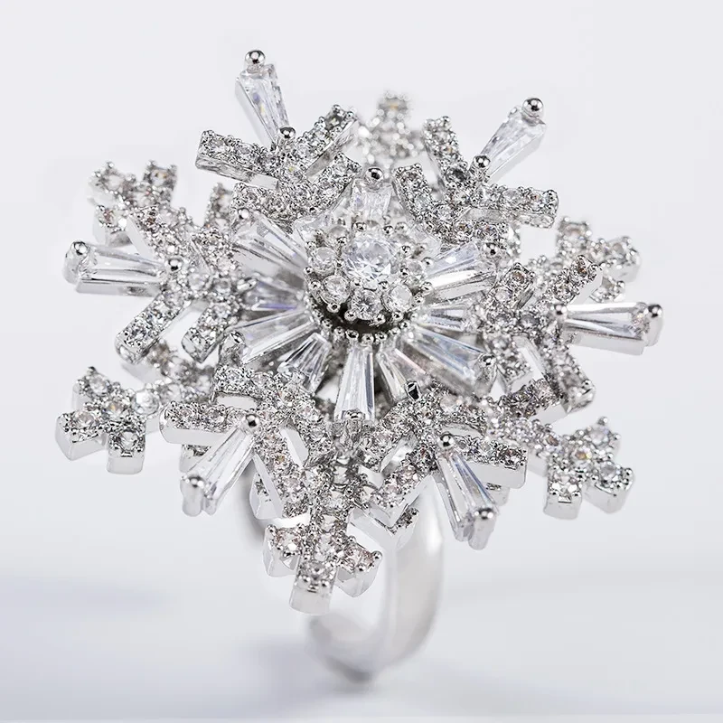 Un anillo giratorio de copo de nieve que gira para niñas