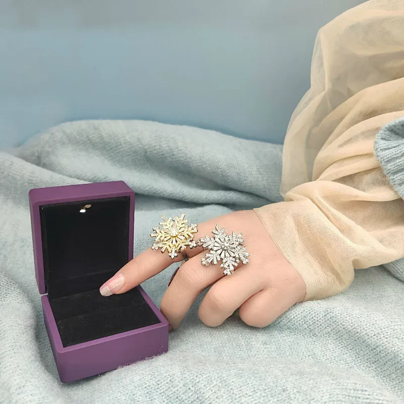 Un anillo giratorio de copo de nieve que gira para niñas