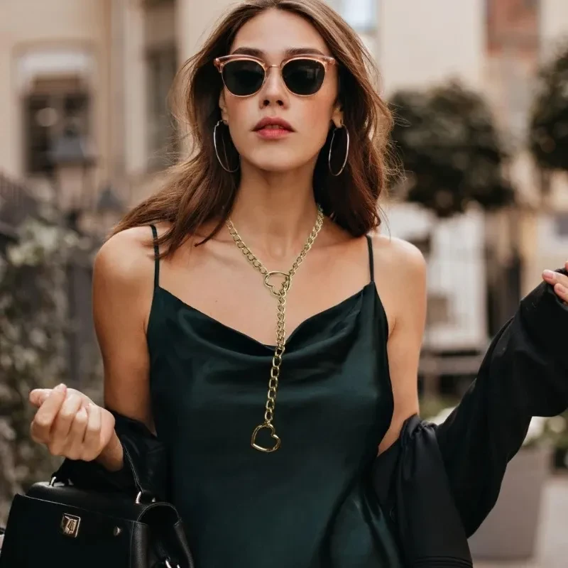 Collar de acero inoxidable con forma de corazón y lazo