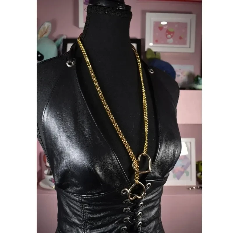 Collar de acero inoxidable con forma de corazón y lazo