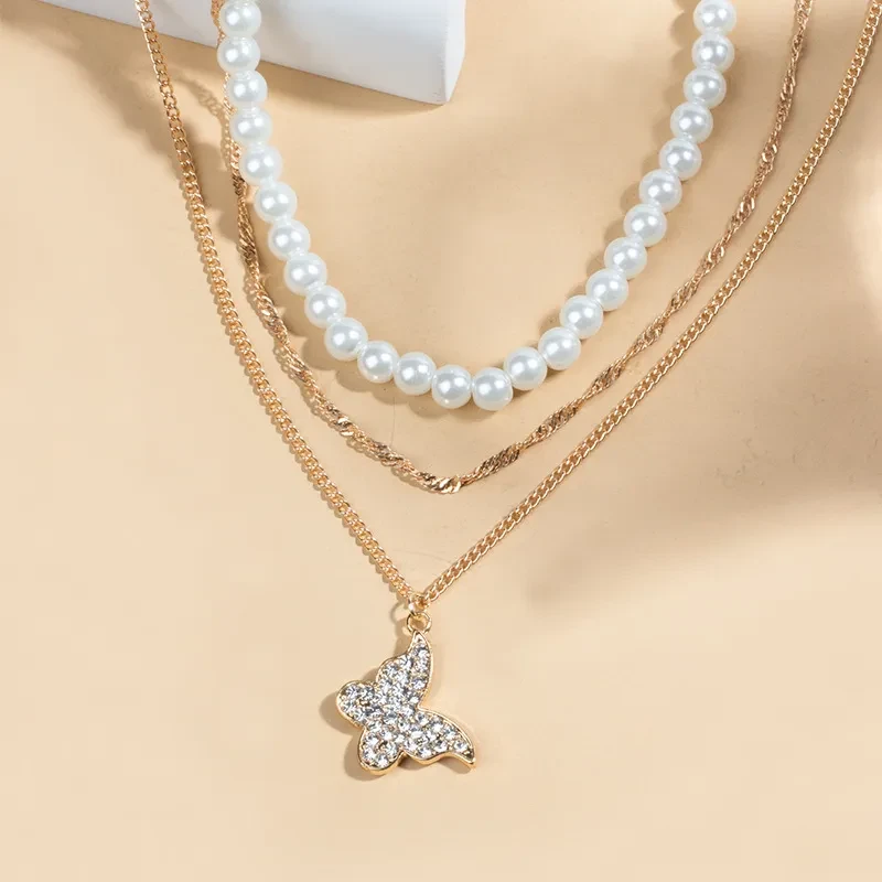 Exquisito colgante de mariposa con perlas multicapa