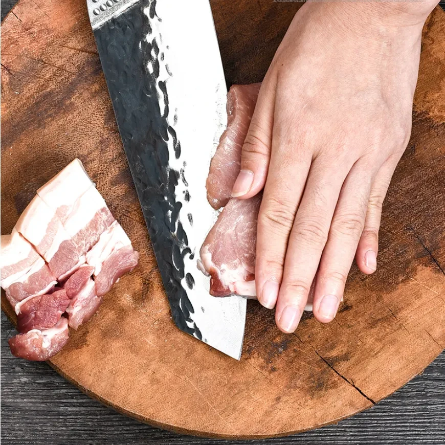 Cuchillo de acero inoxidable forjado a mano.