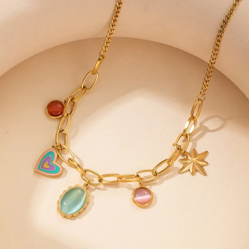 Collar con gemas de colores de caramelo y corazón de amor