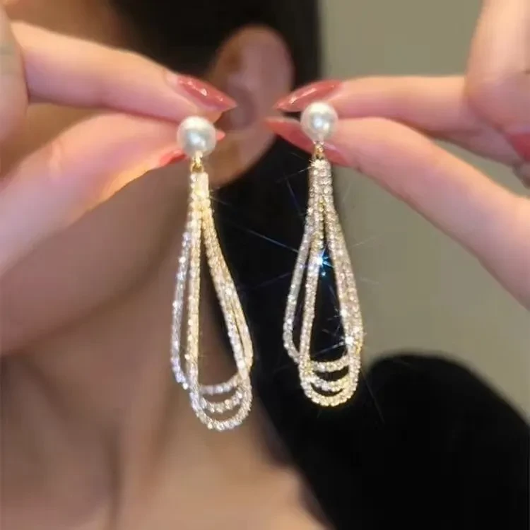 Pendiente de perla con diamantes en forma de gota