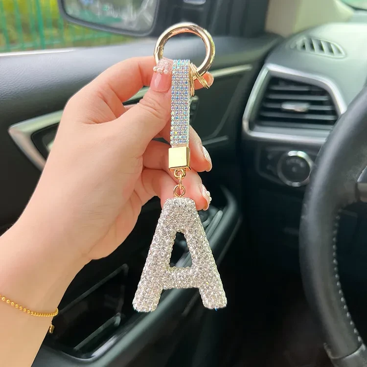 Llavero con letras en inglés de arcilla y diamante