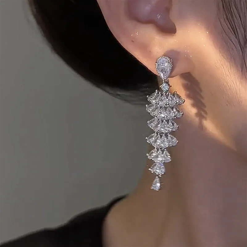 Pendiente colgante de árbol de Navidad con circonitas brillantes