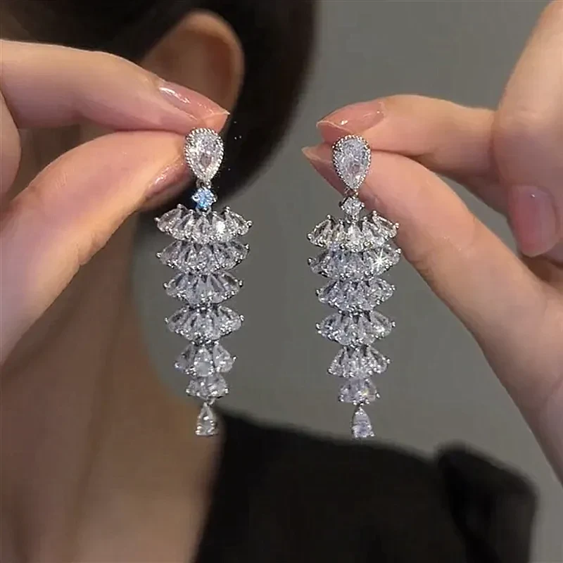 Pendiente colgante de árbol de Navidad con circonitas brillantes