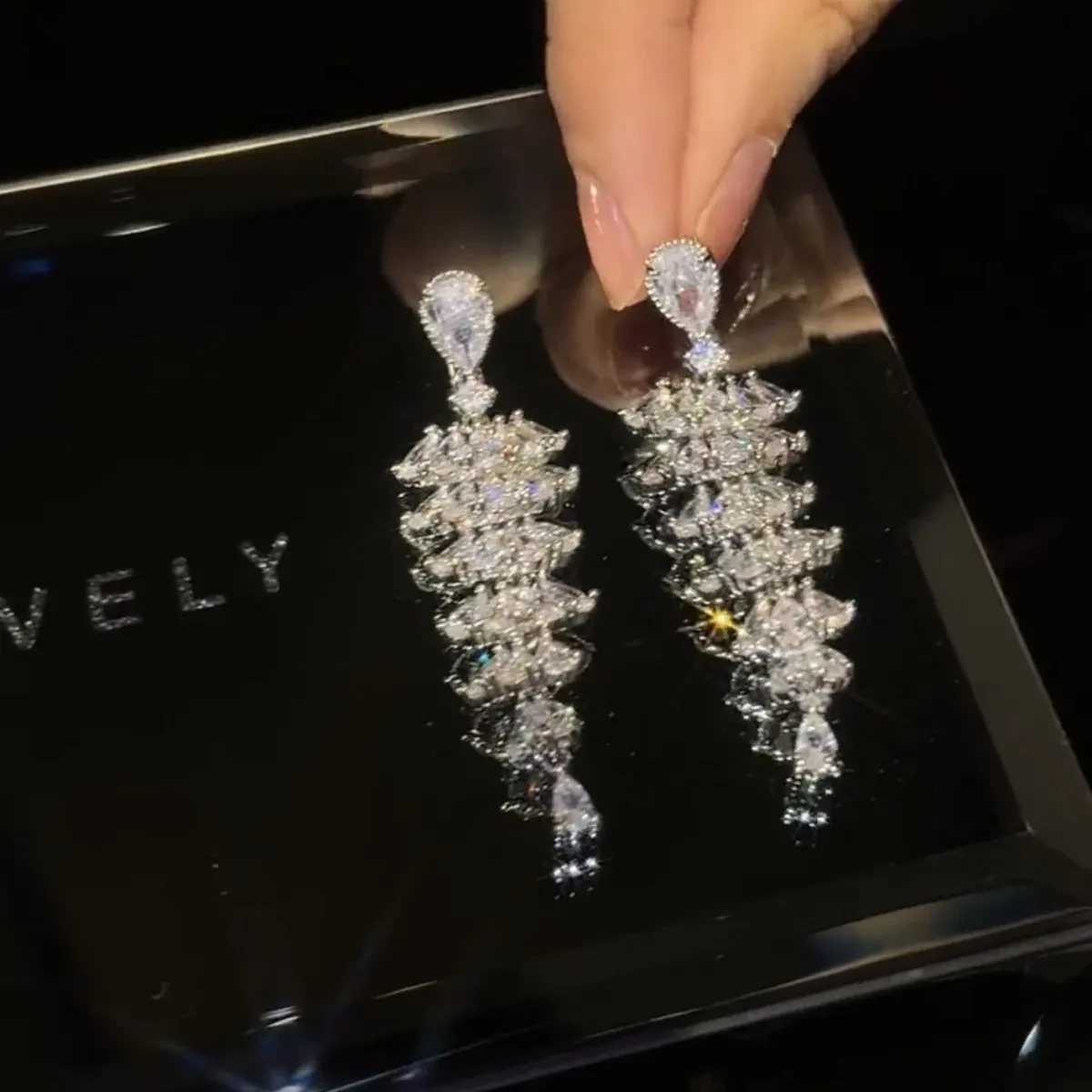 Pendiente colgante de árbol de Navidad con circonitas brillantes
