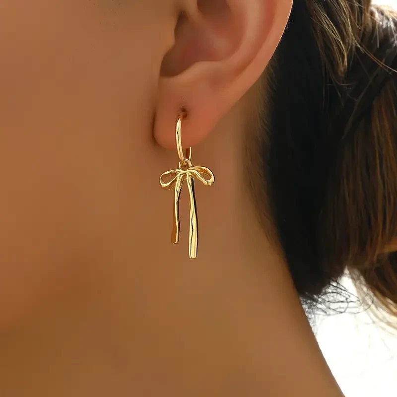 1 par de pendientes colgantes,