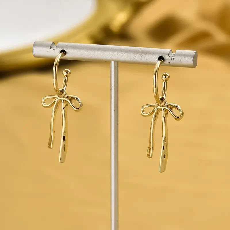 1 par de pendientes colgantes,