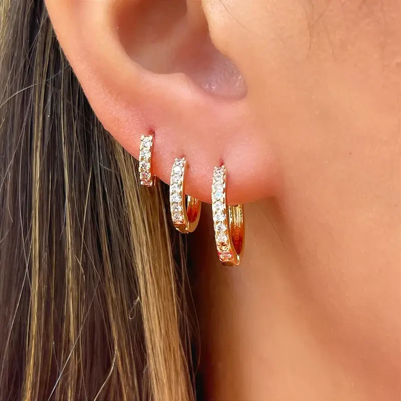 Pendientes circulares dorados y plateados de estilo elegante