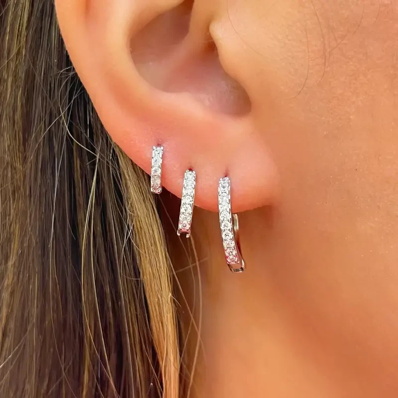Pendientes circulares dorados y plateados de estilo elegante