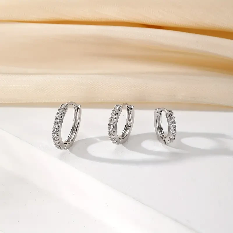Pendientes circulares dorados y plateados de estilo elegante