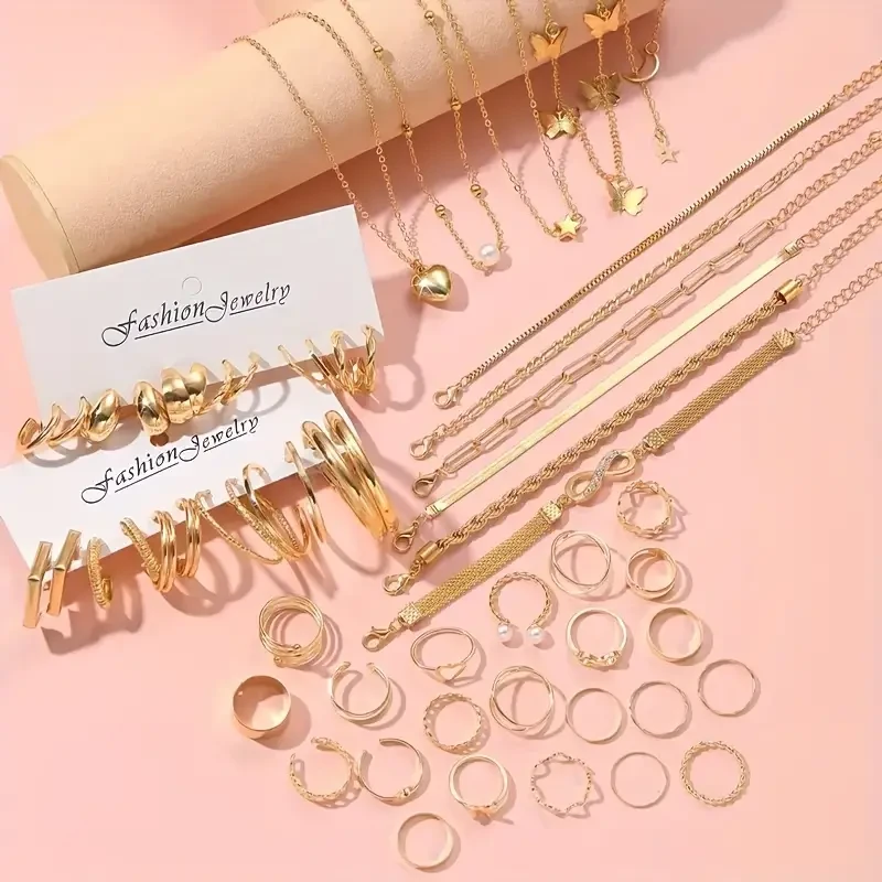 Conjunto de pulseras y anillos y tobilleras y pendientes dorados
