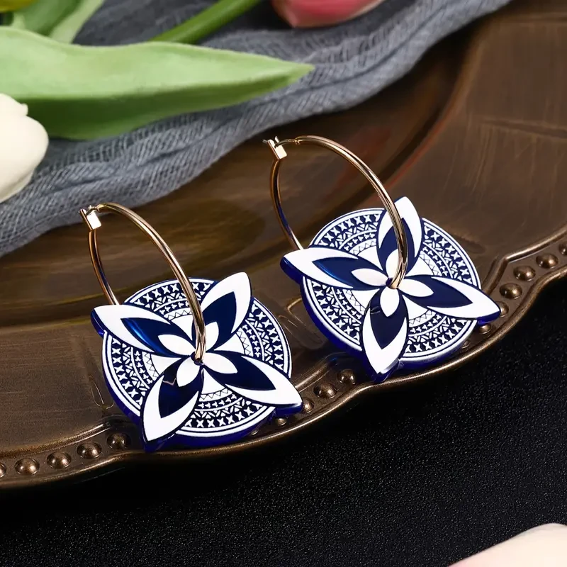 Pendientes de mariposa de acrílico azul y blanco