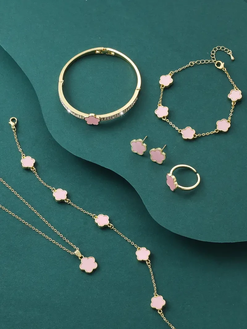 Elegante conjunto de joyas en forma de flor