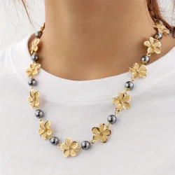 Elegante conjunto de joyas de concha y perla de plumeria hawaiana
