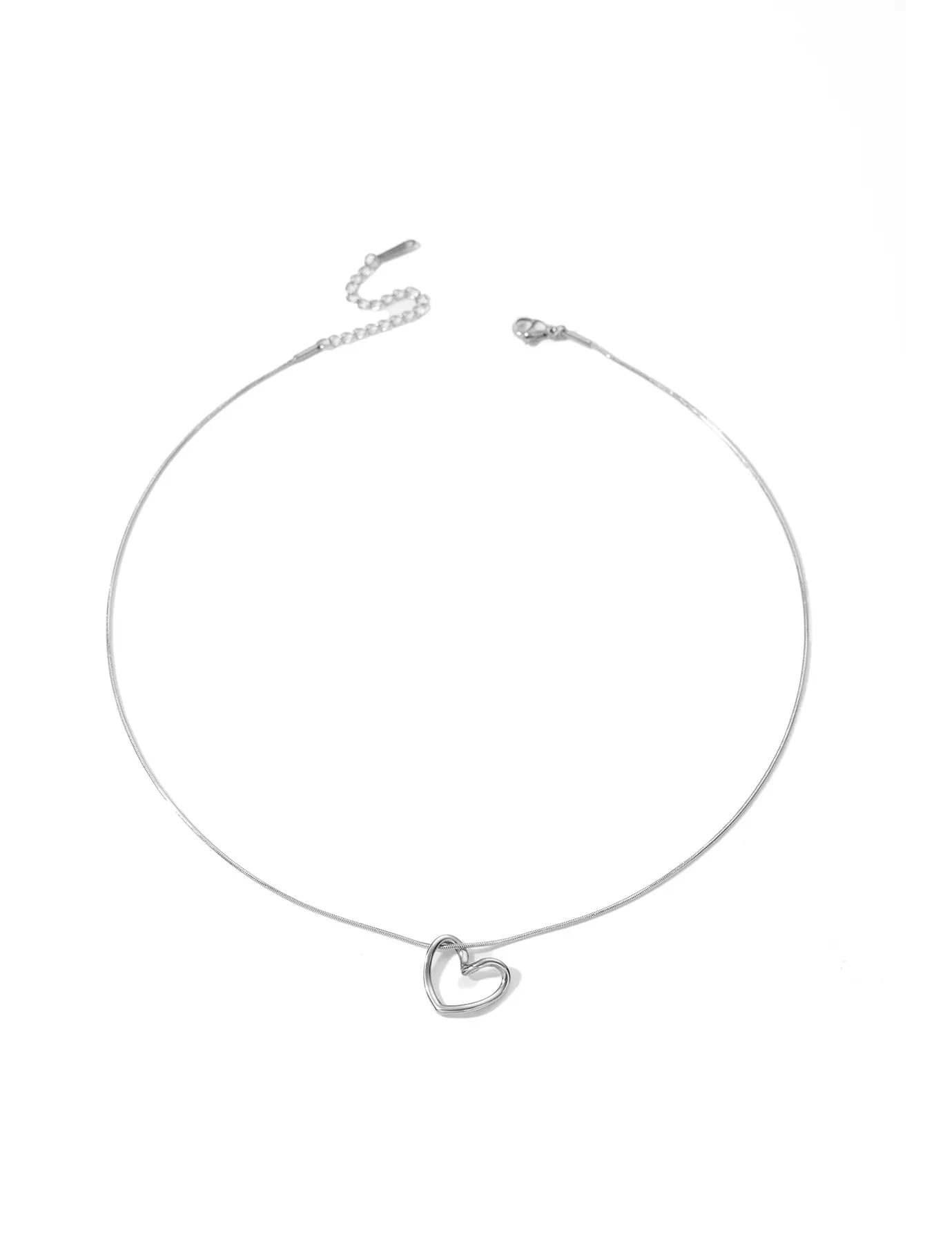 Collar con colgante de corazón hueco y retorcido de acero