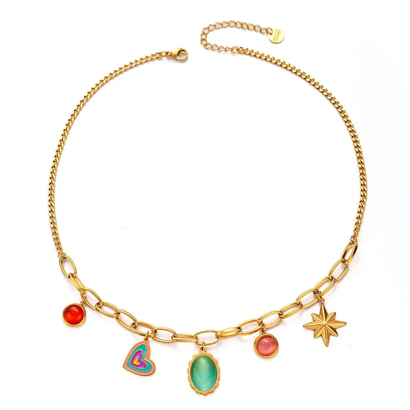 Collar de gemas de colores con forma de corazón de amor