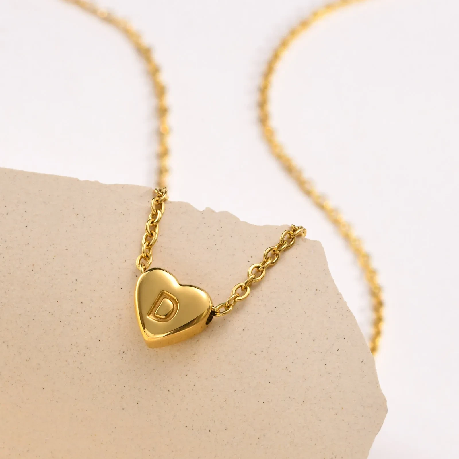 Collar con colgante de letra y corazón de amor
