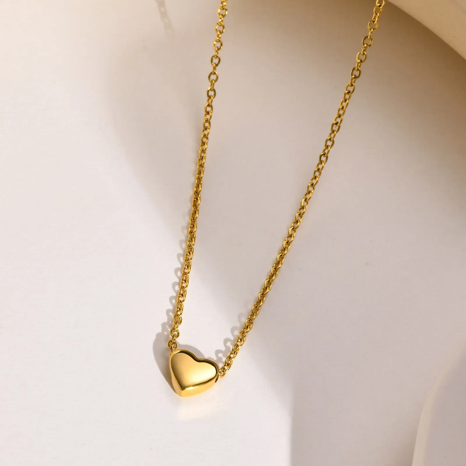 Collar con colgante de letra y corazón de amor