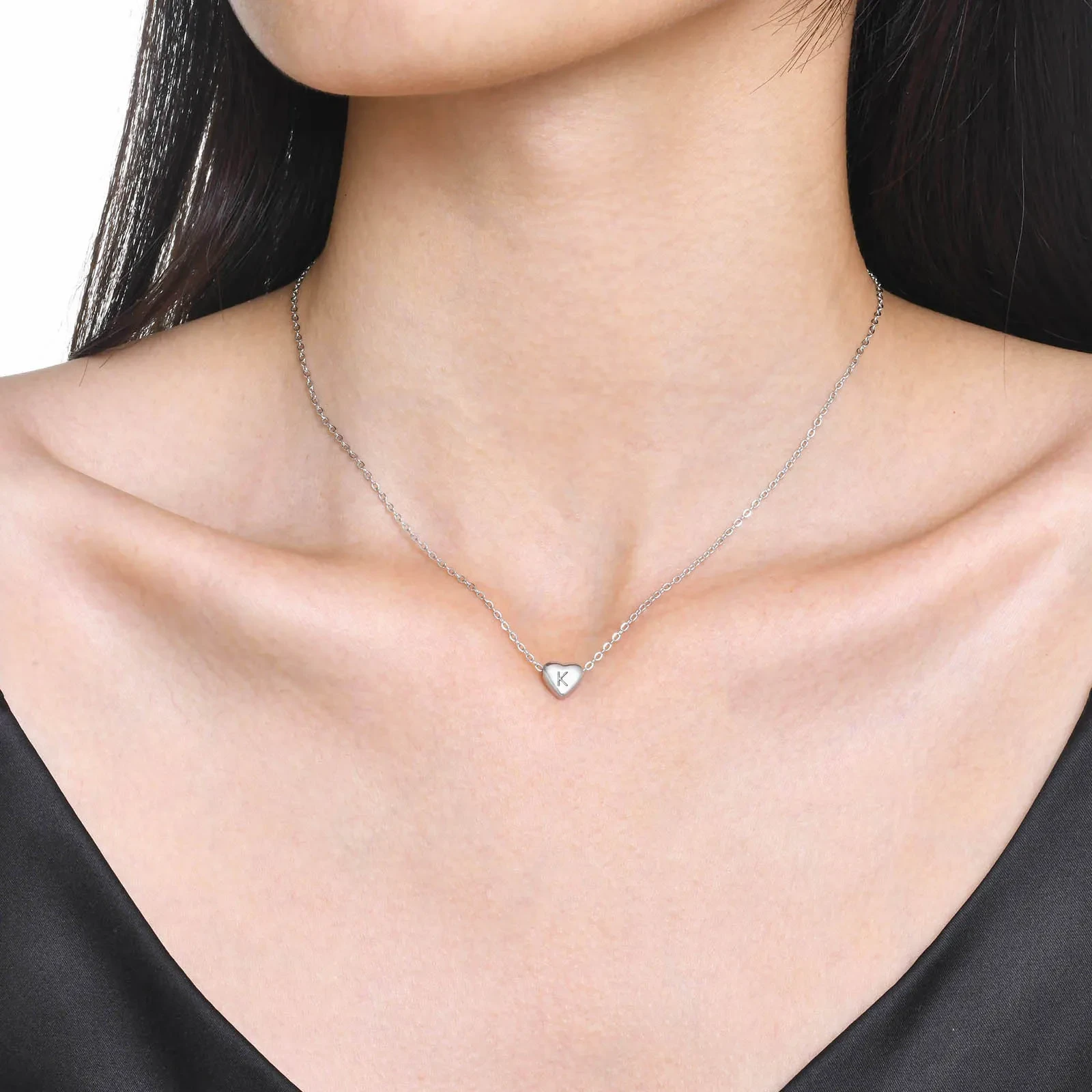 Collar con colgante de letra y corazón de amor