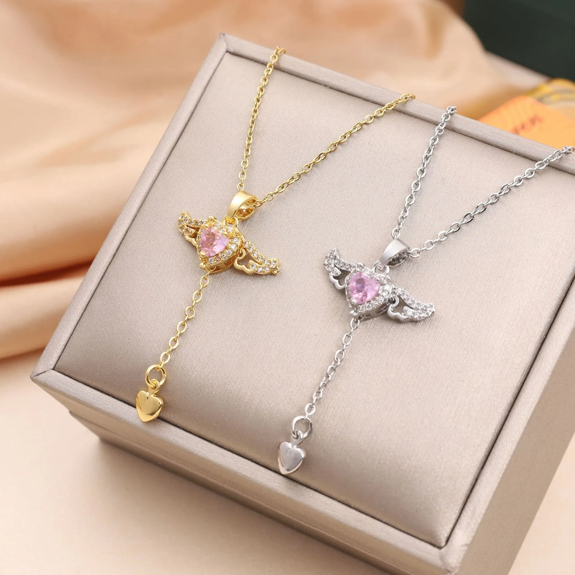 Collar con borlas y alas de ángel con corazón de Cupido
