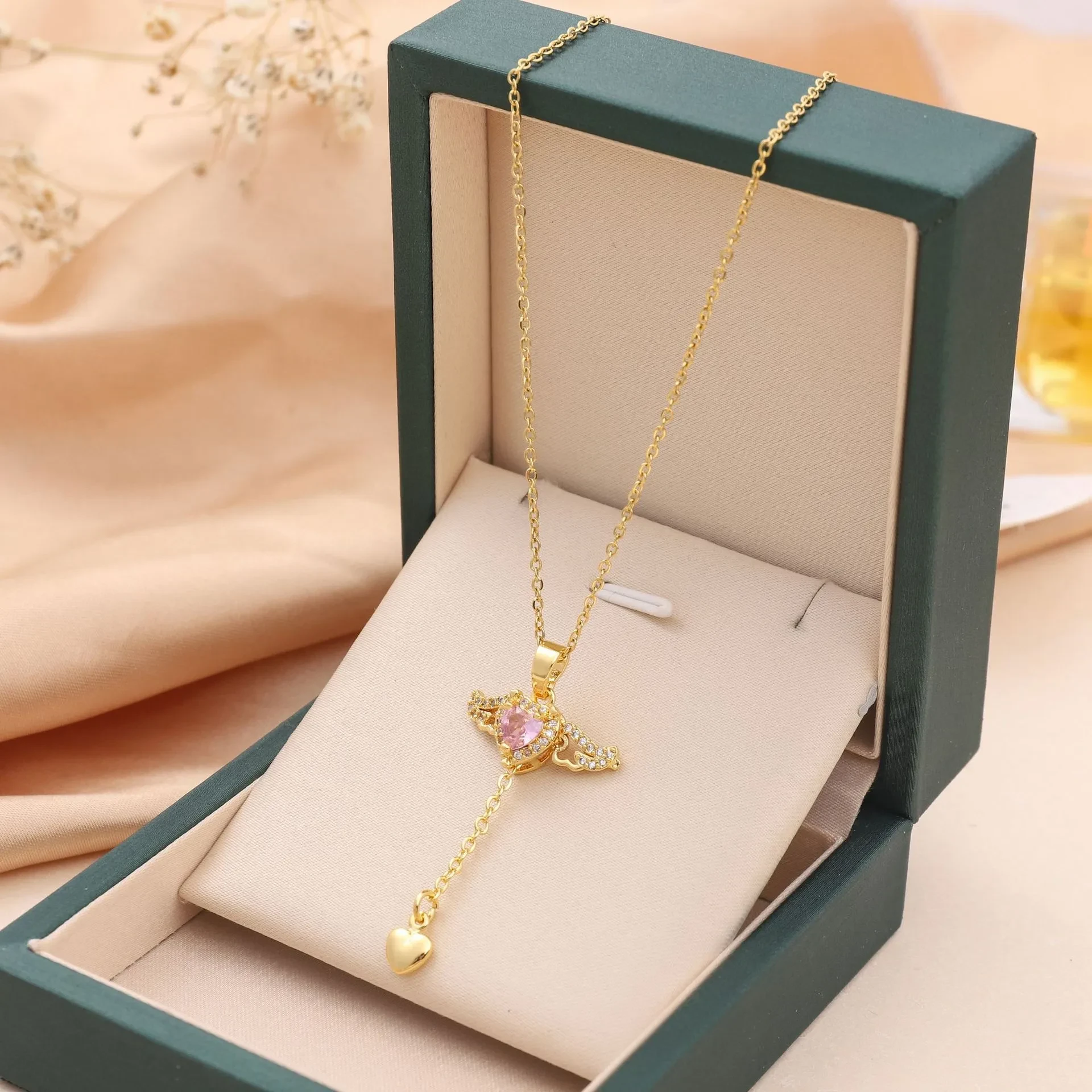Collar con borlas y alas de ángel con corazón de Cupido