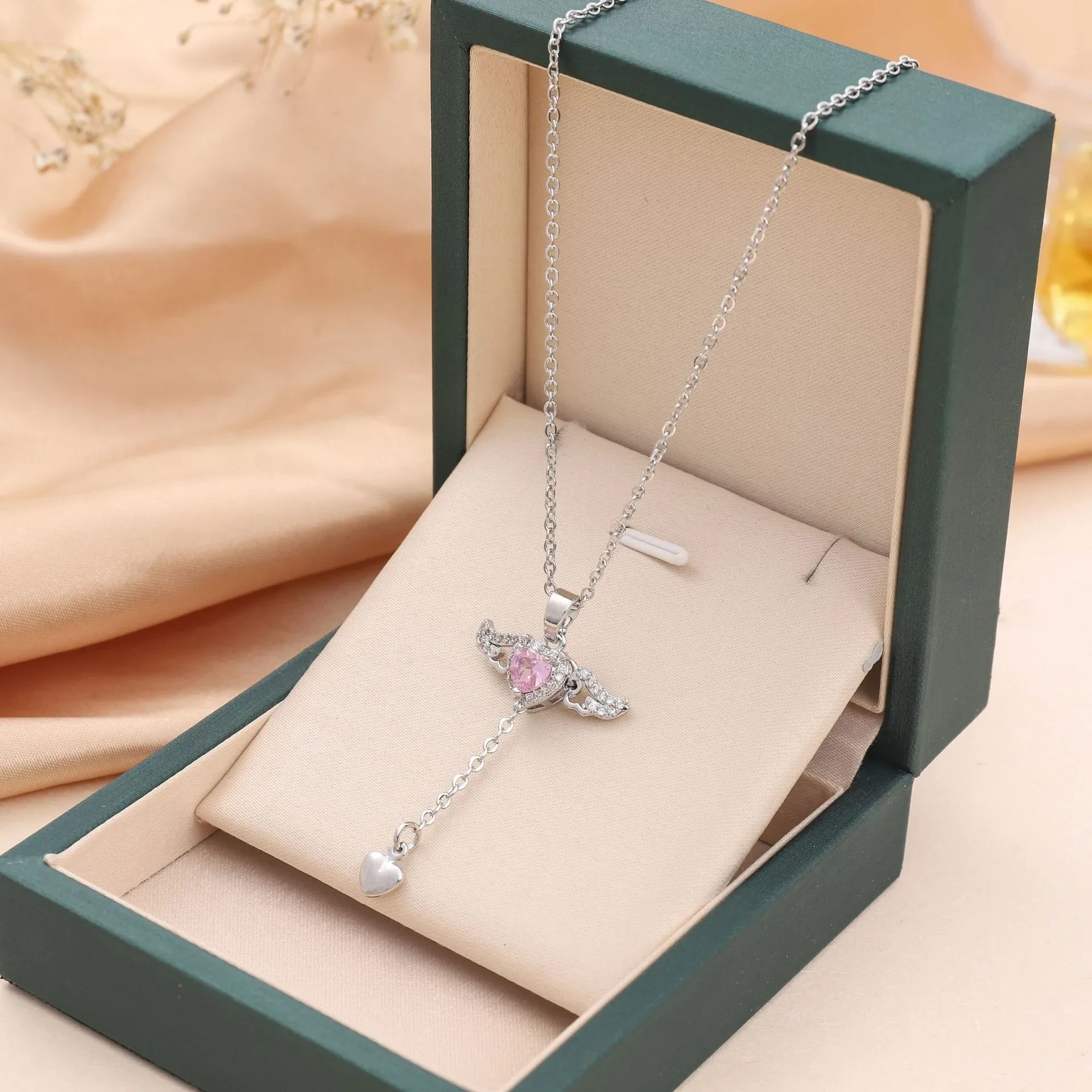 Collar con borlas y alas de ángel con corazón de Cupido