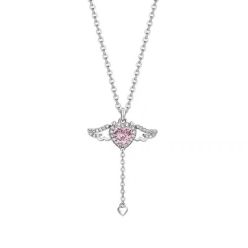 Collar con borlas y alas de ángel con corazón de Cupido