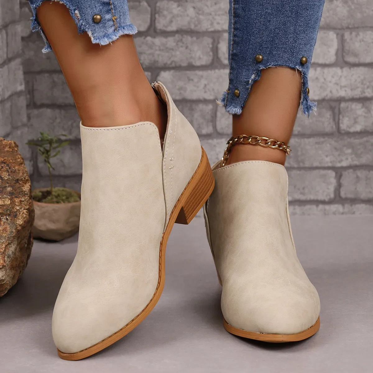 Botines de tacón grueso con punta en pico y diseño de corte en V, botas cortas de moda para otoño e invierno para mujer.