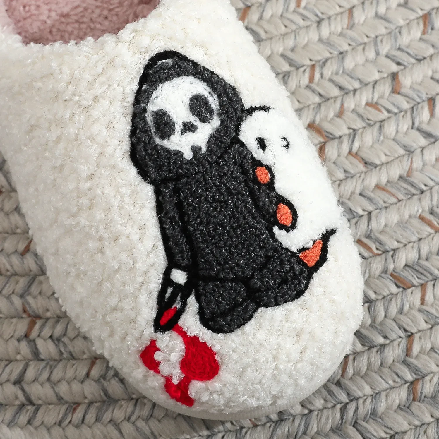 Pantuflas de algodón con bordado de calavera fantasma
