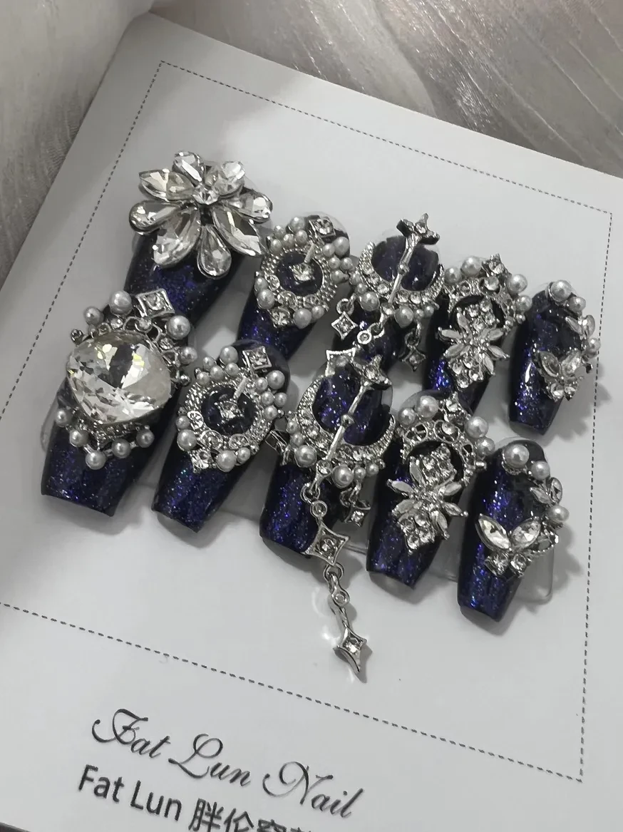 Belleza de uñas con acabado de temperamento hecha a mano