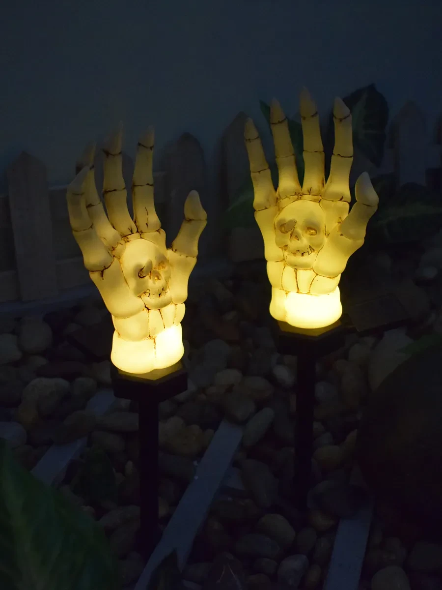 Luz solar impermeable para patio con forma de mano fantasma