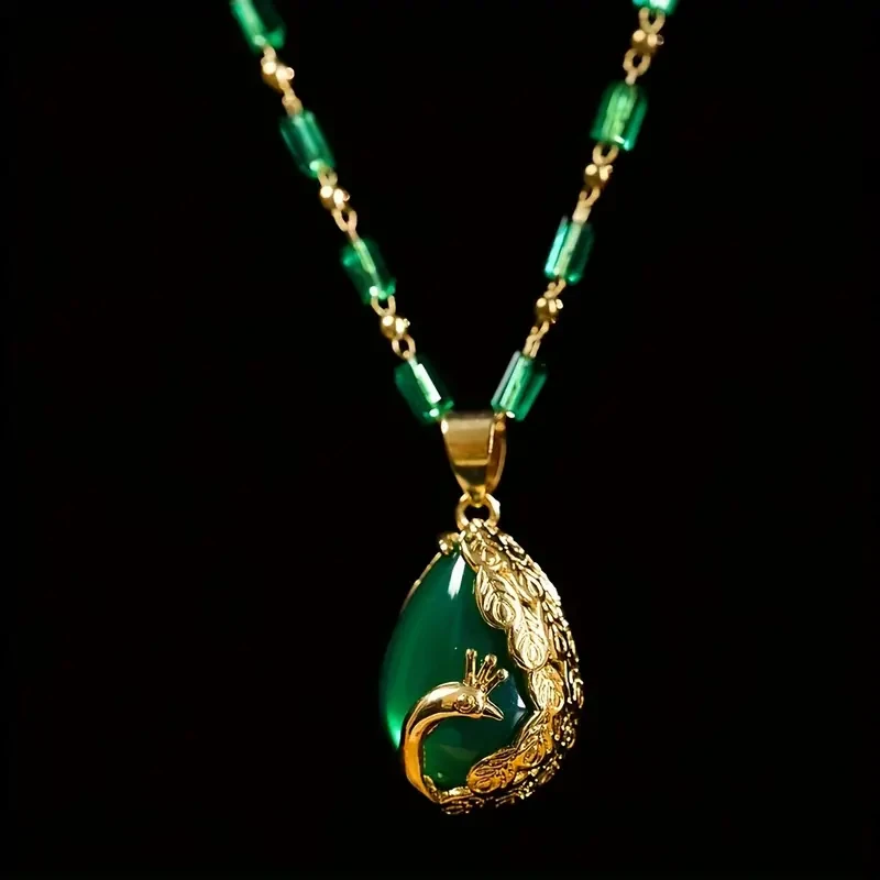Elegante collar con colgante de pavo real